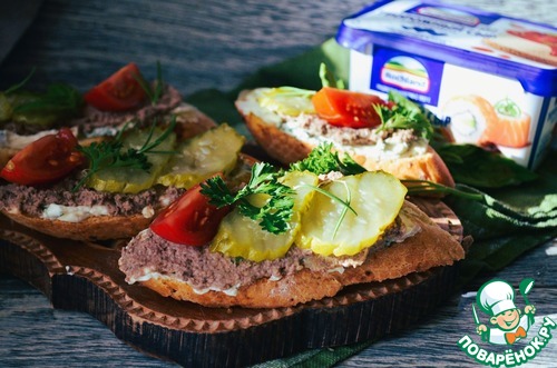 Бутерброд с творожным сыром и паштетом