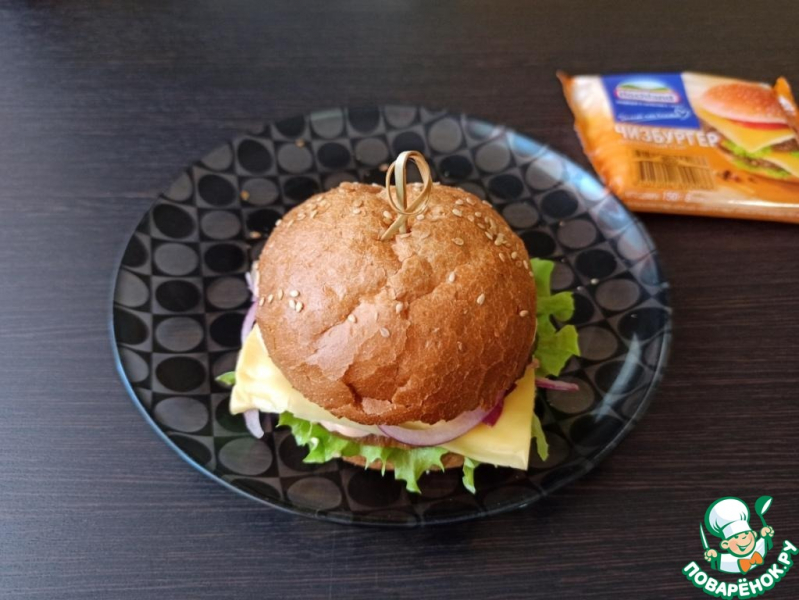 Чизбургер с копченой рулькой и соусом Спайси