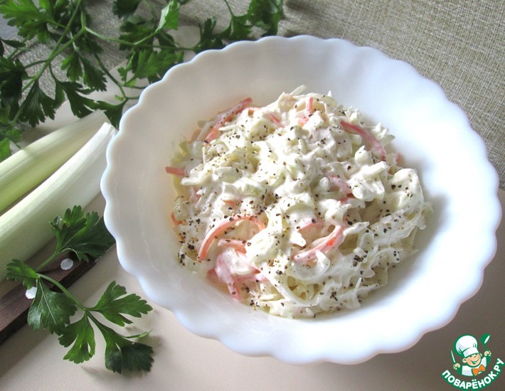 Салат из квашеной капусты и лука-порея