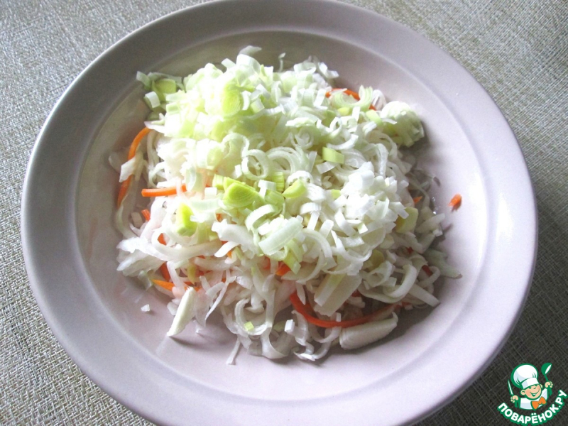 Салат из квашеной капусты и лука-порея