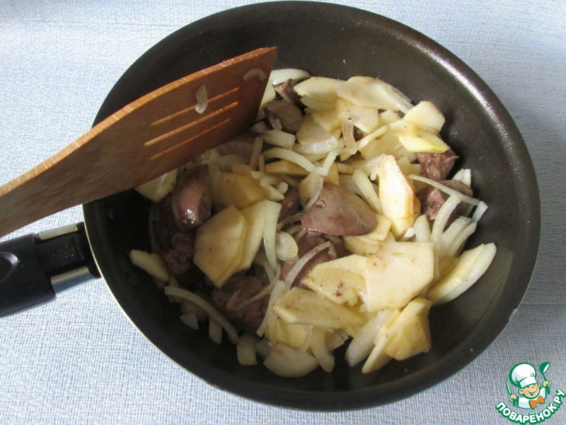 Салат с куриной печенью под брусничным соусом