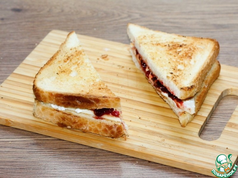 Сэндвич с карамельной брусникой и сыром