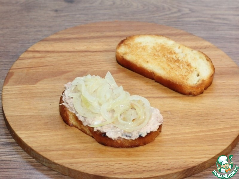 Сэндвичи с тунцом, луком и сыром