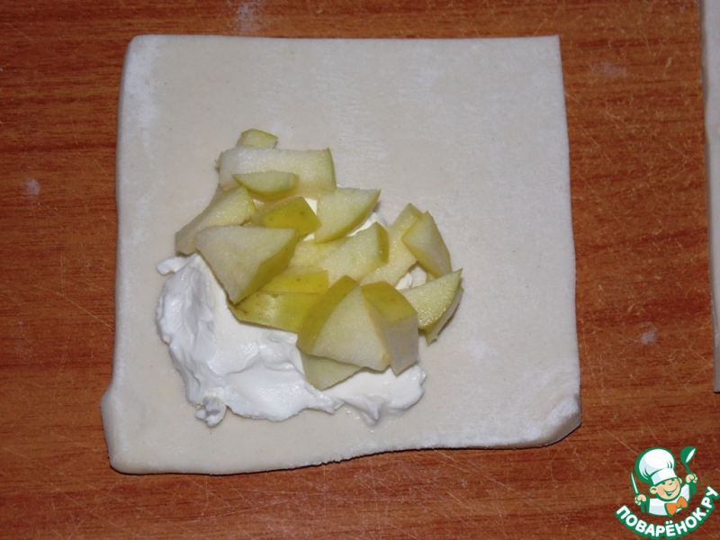 Слойки с творожным сыром и яблоками