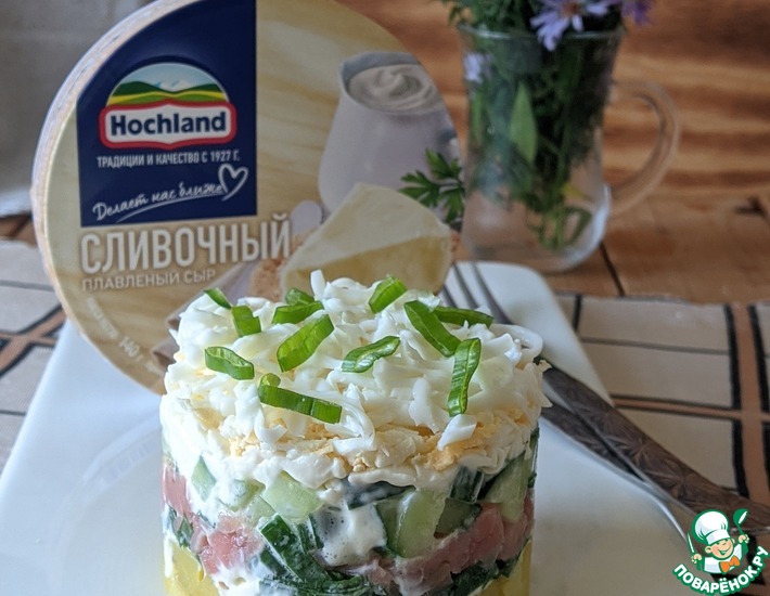 Слоёный салат с лососем и сыром