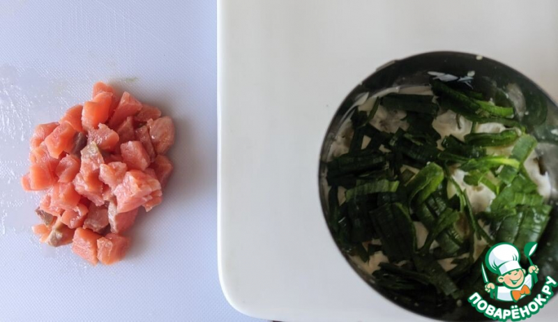 Слоёный салат с лососем и сыром