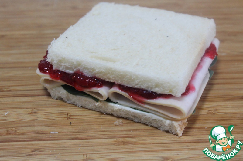Сырный сэндвич с клюквенным джемом