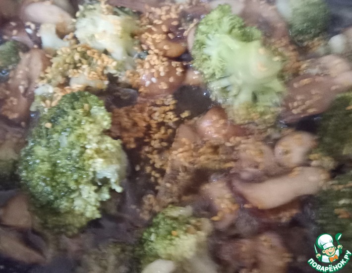 Жаркое из брокколи и грибов в соево-медовом соусе